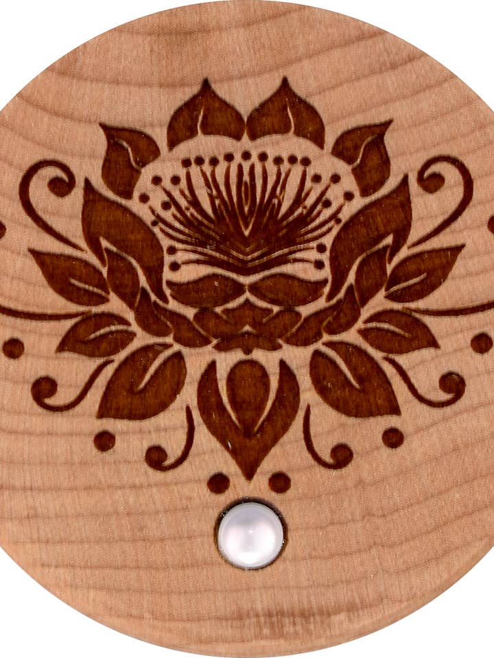 Lotus sur petite boîte en érable en bois pour la vente par Woodcutts Inc.