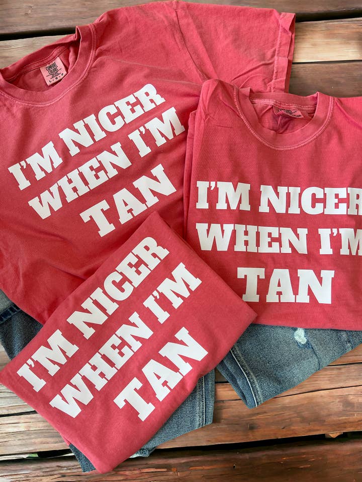 Ik ben aardiger als ik Tan Tee ben voor wholesale door Front Porch Boutique