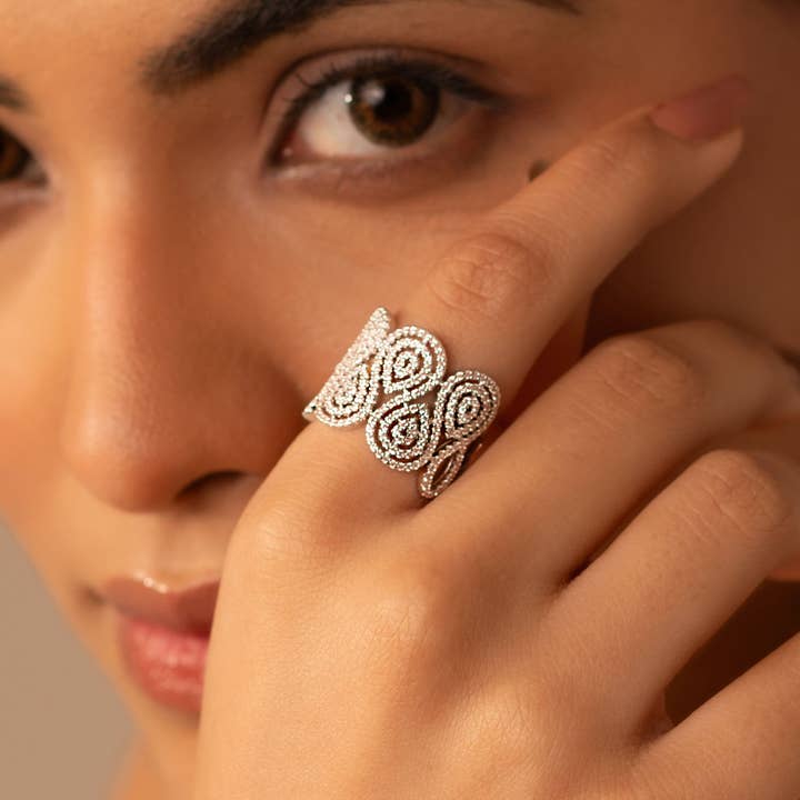 Bague Papillon Fantaisiste CZ – Bague Cocktail Argent Ajustable pour Femme pour la vente par Vinnis Jewelry