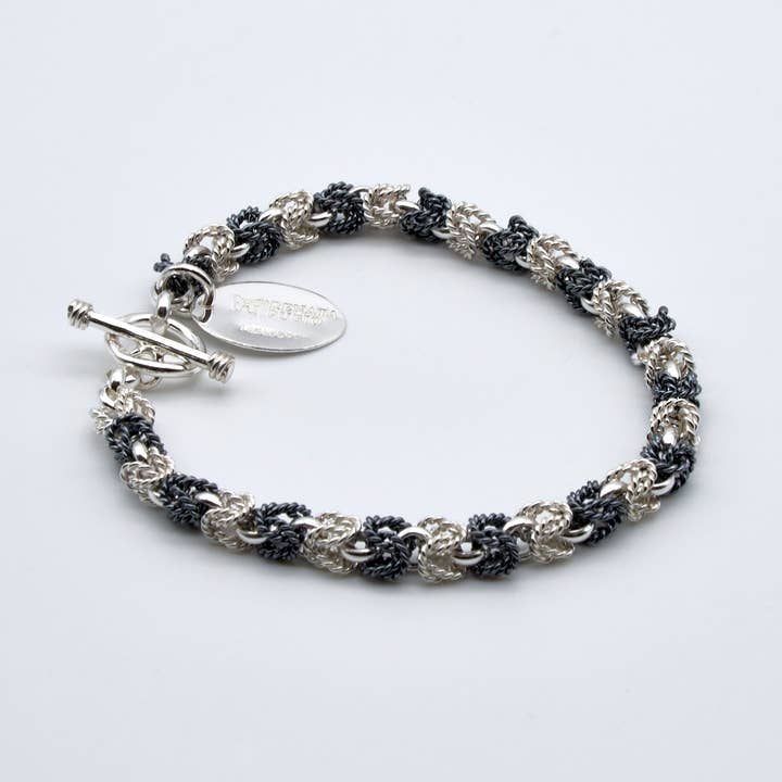 Tofarvet byzantinsk armbånd i sterlingsølv for engroshandel hos Renata Rubio 92.5