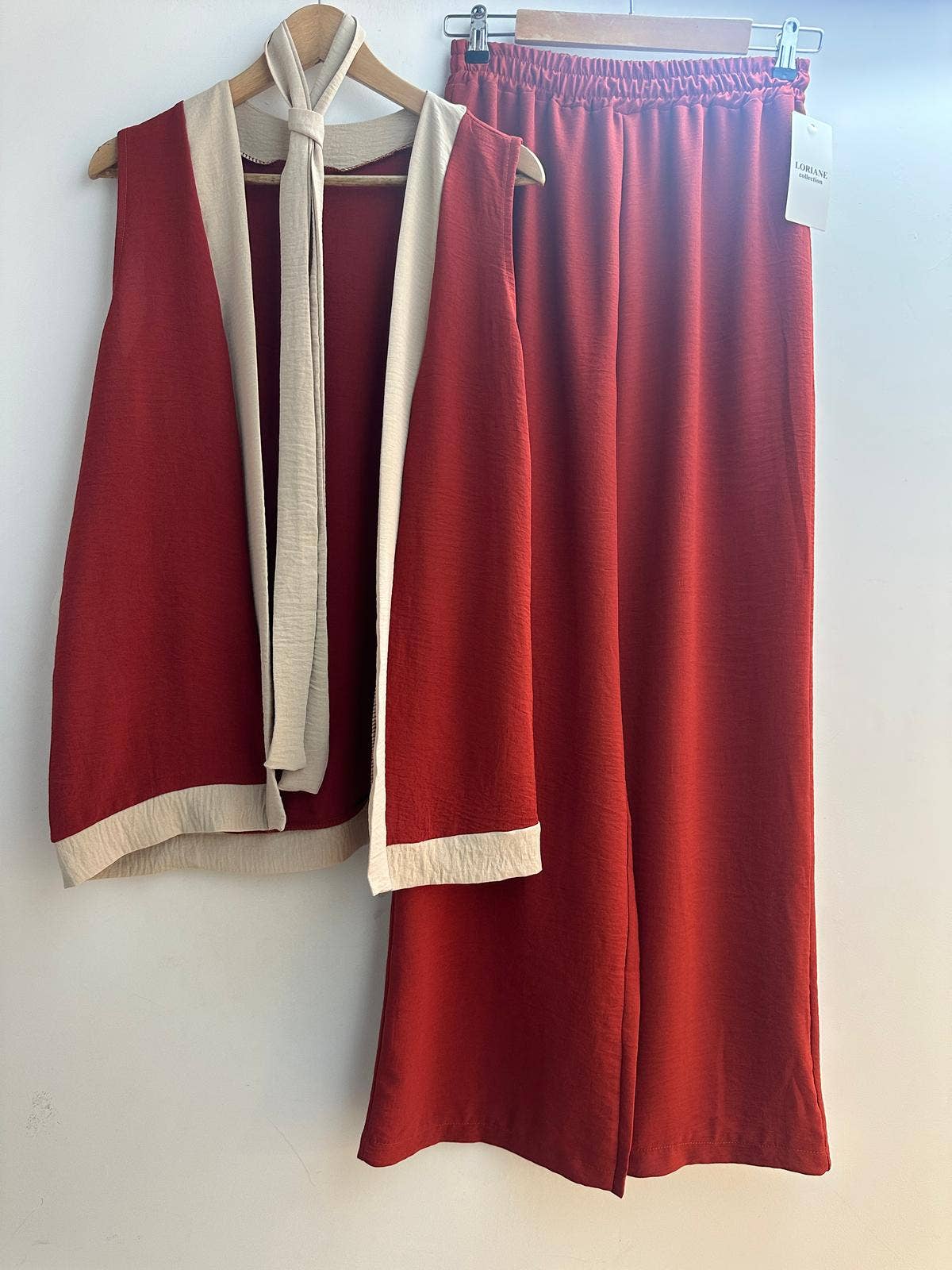 LORIANE – Conjunto de top e calça (roupa NÃO Casual) - Mulher por atacado – Conjunto bicolor com colete e calça reta e ampla3