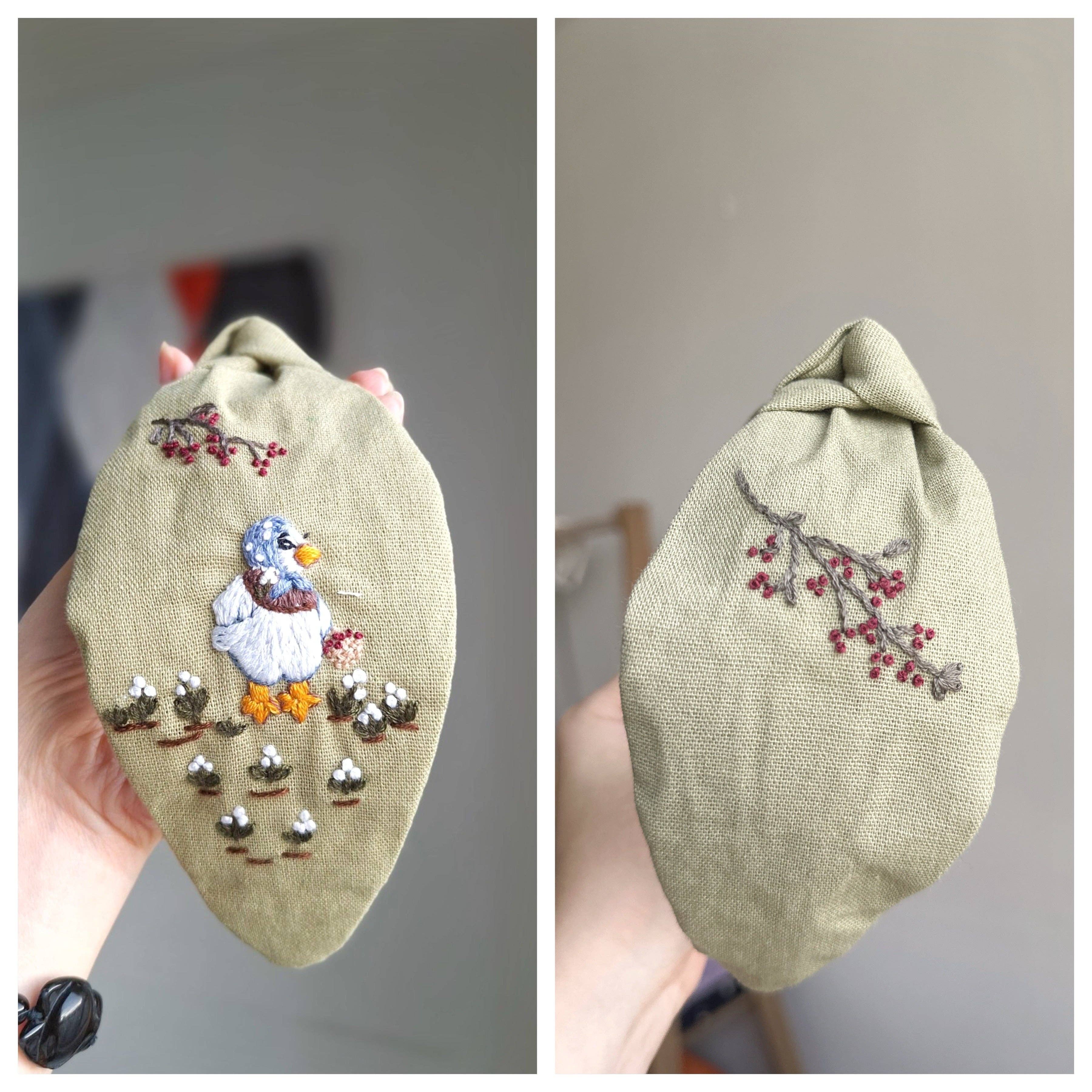 Quince Fables - Vendita all'ingrosso Fascia per capelli - Donna - Turbante annodato in lino ricamato floreale, Collezione Harper 🪡7