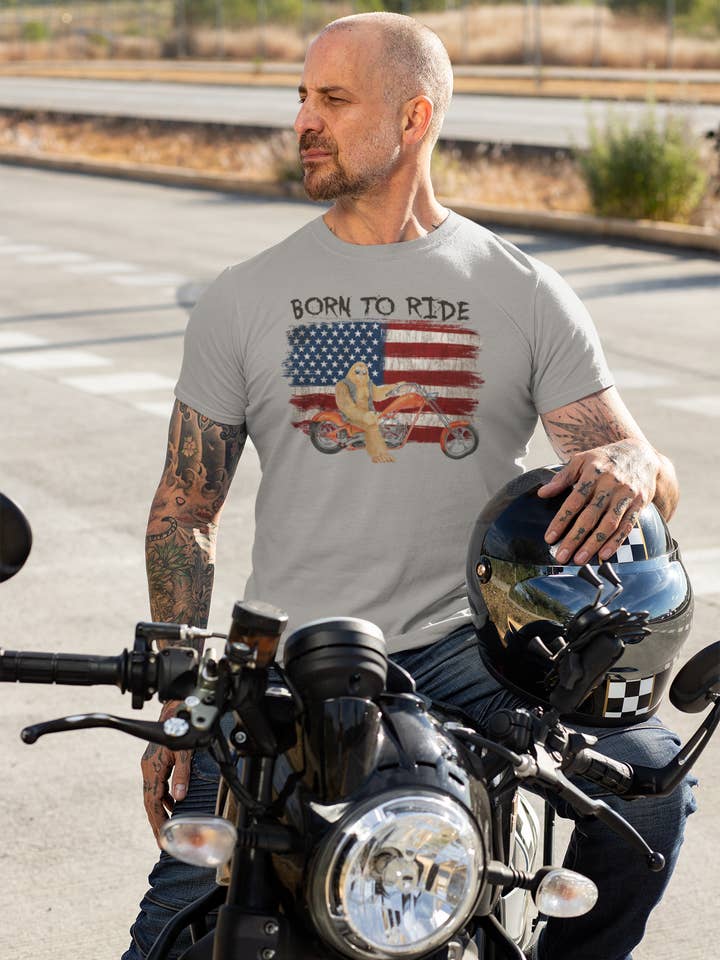 Squatchin’ Country - Vendita all'ingrosso Maglietta stampata - Unisex - Maglietta Bigfoot Born to Ride (grigia)5