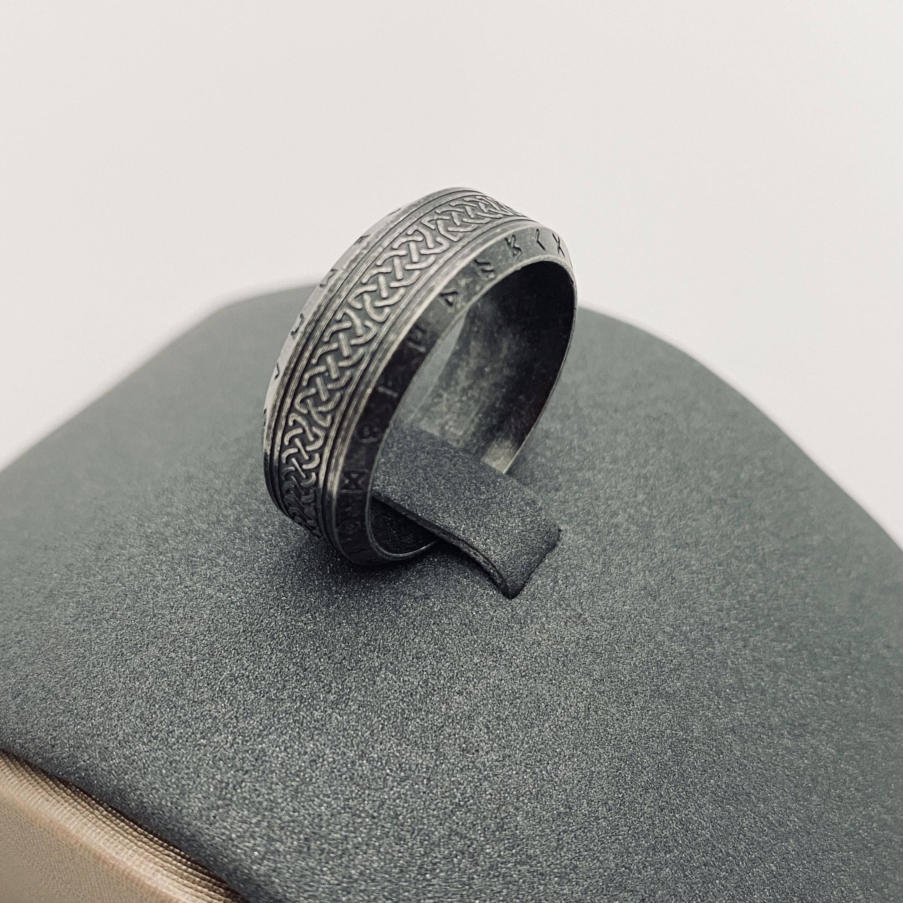 Mio Queena - Vente Bijou – homme - Bague rétro Viking Rune Celtic Knot en acier titane pour hommes1