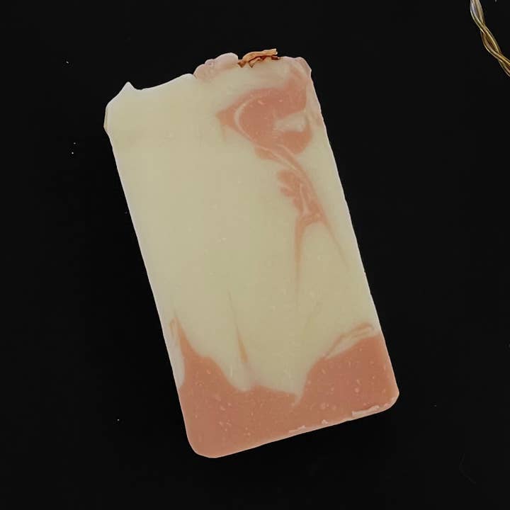 Verger de pommiers pour la vente par Oil + Vines Handmade