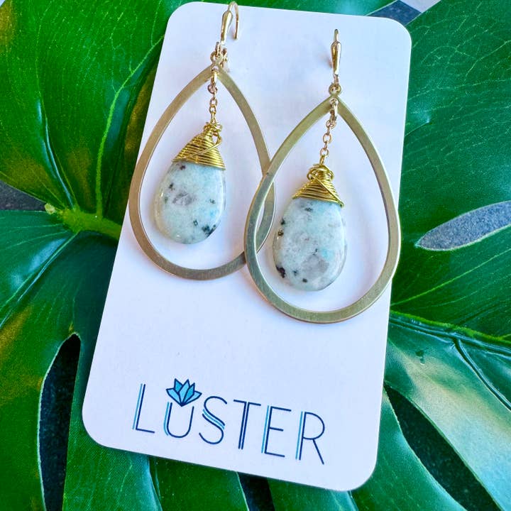 Pendientes únicos, ligeros y llamativos, dorados, de latón y piedra para venta al por mayor de LUSTER