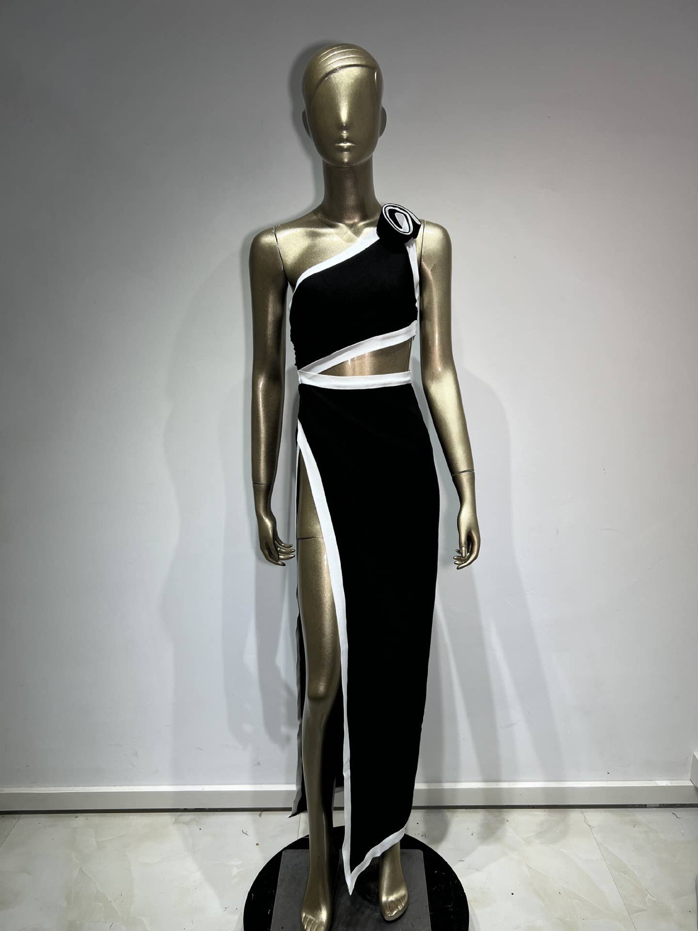 Svart DR0208 ”Svag bandageklänning med en axel - Club Chic” för wholesale på Faire6