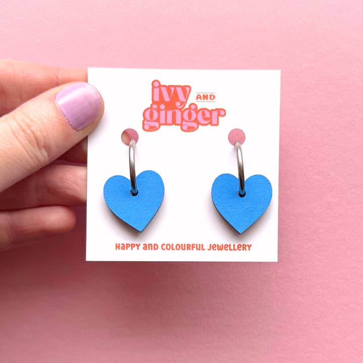 Boucles d'oreilles amusantes et colorées en forme de cœur bleu. pour la vente par ivy and ginger