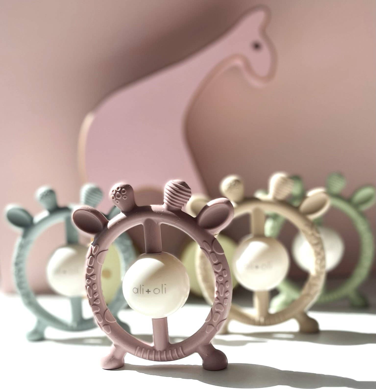 Ali+Oli - Vente Anneau de dentition sans clip – bébé - Hochet et Anneau de Dentition Girafe en Silicone alimentaire (Sauge)1