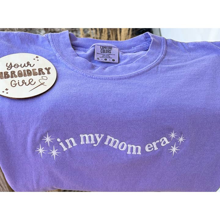 Geborduurd "In My Mom Era" Comfort Colors T-shirt voor wholesale door Your Embroidery Girl