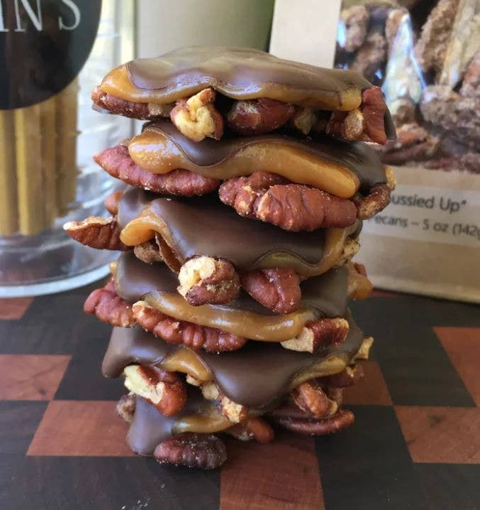 All the Fixin’s - Venta al por mayor Dulces con chocolate - Tortugas de chocolate y caramelo «Ruckus Makers»0