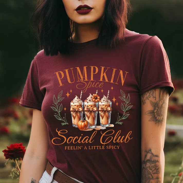 T-shirt d'automne - Club Social Pumpkin Spice pour la vente par Days with Gray