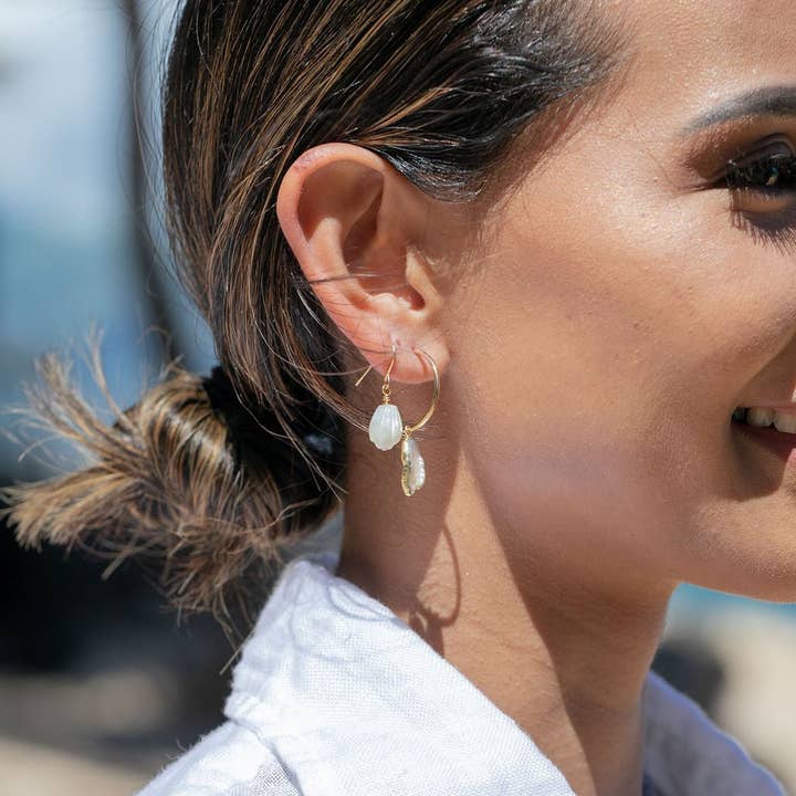 Ke Aloha Jewelry - Vendita all'ingrosso Orecchini a cerchio - Orecchini a cerchio con perle Mini Biwa - Argento Kaimana4