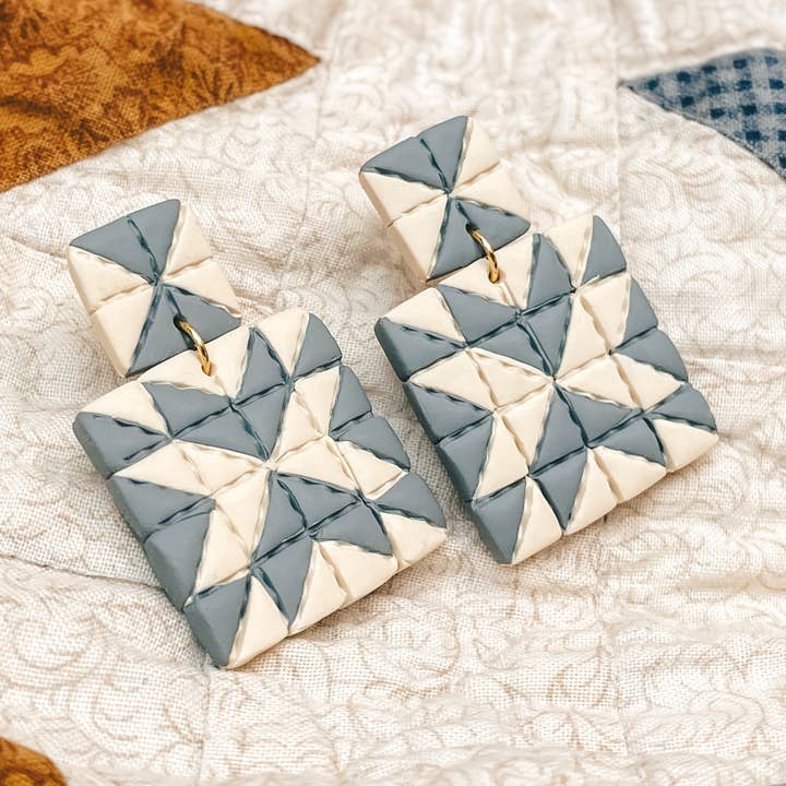 Brincos Estilo Acolchoado Stud Dangle | Branco+Azul por atacado de Sydni Carlson Art