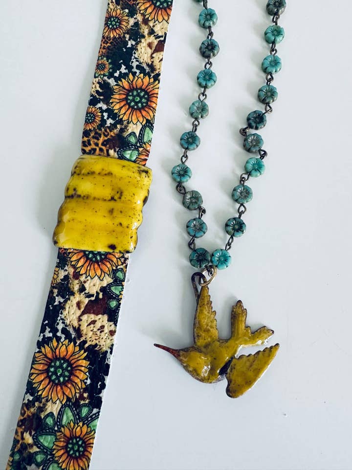 Collana con fiori di colibrì per la vendita all'ingrosso da parte di Michelle DaRin Jewelry