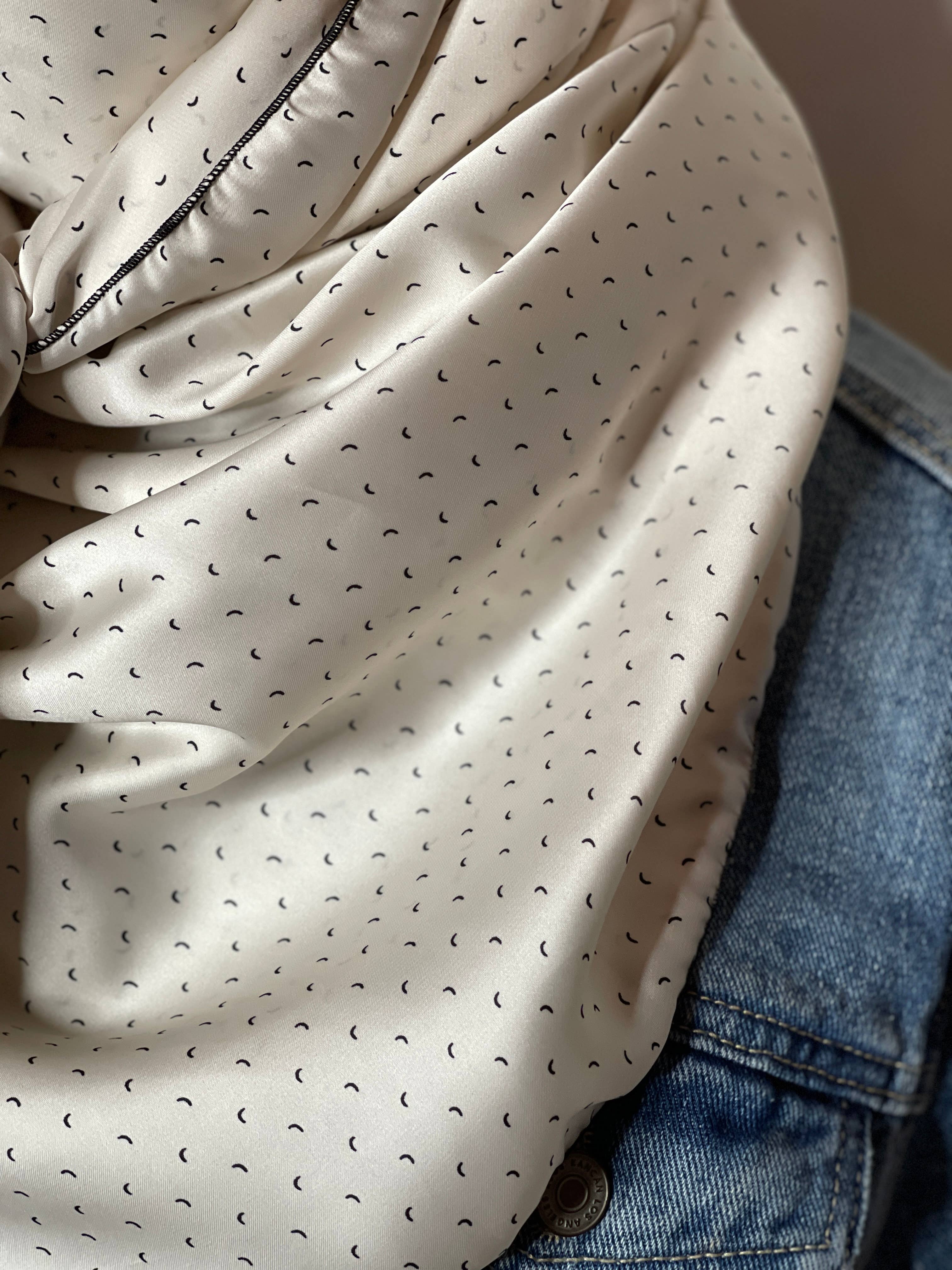 Rainyday Homemade – Cachecol - Mulher por atacado – Branco com Black Swoosh Wild Rag | Wild Rag | Ranch Life1