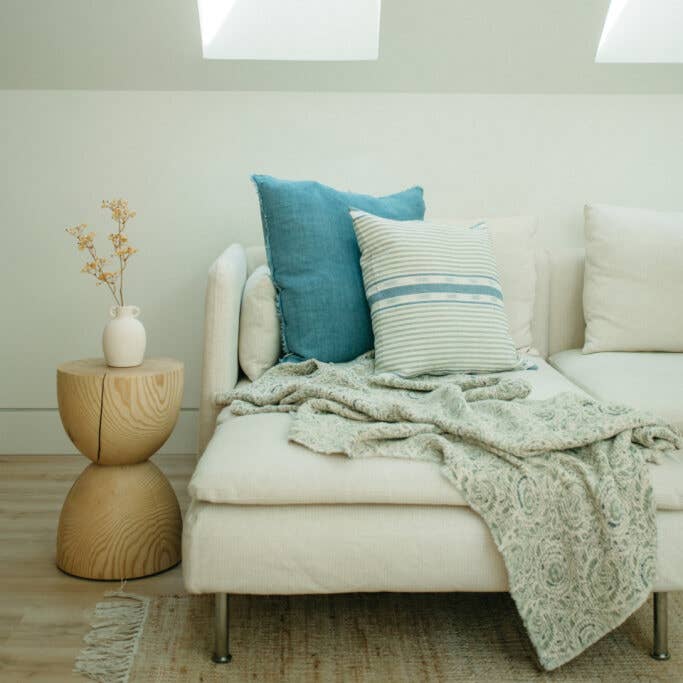 Indaba Trading - Wholesale Throw/Decorative Pillow - 24x24 Lina Linen Pillow Arctic Blue4