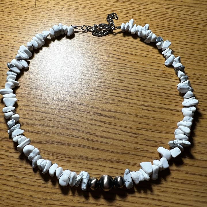 Ras-de-cou blanc à copeaux turquoise de 14 pouces avec perles Navajo de 6 mm et 8 mm pour la vente par Ewe Savvy Jewerly