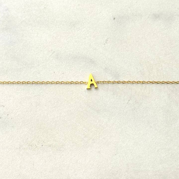 Minimal roestvrijstalen initiaalarmband en andere Custom bracelets wholesale inkopen. Gratis retourzendingen en een 60-dagen netto betalingstermijn op Faire.com trends op Faire.