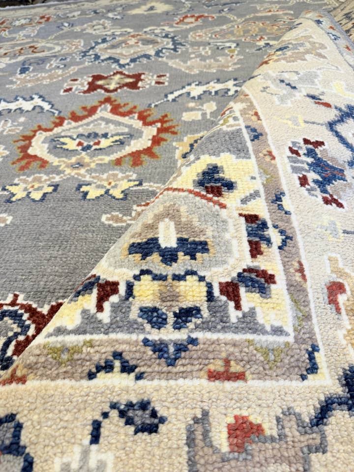 Tapis Oushak noué à la main Mena Suvari 8x10 gris foncé et crème pour la vente par Banana Manor Rug Co.