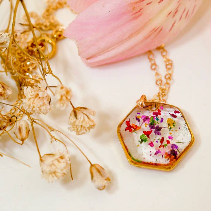 Collana esagonale delicata con fiori pressati, gioielli con fiori veri, collana per il giorno del matrimonio, fiore di carota selvatica, terrario con coriandoli di fiori, natura per la vendita all'ingrosso da parte di Remedy Designs