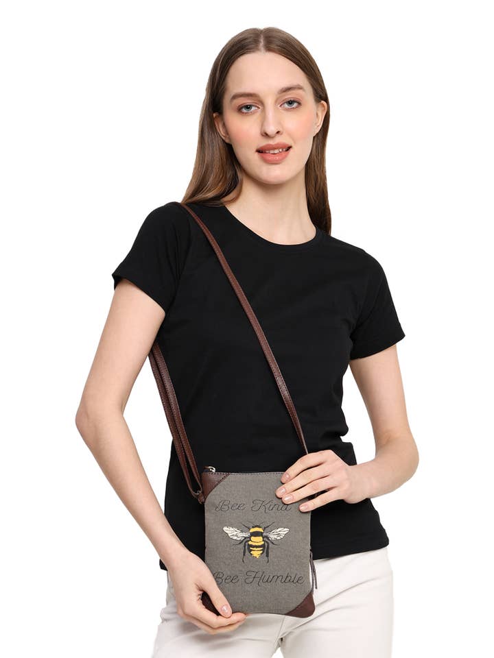 SAC À BANDOULIÈRE BEE KIND Up-Cycled M-1823 (CUIR ORIGINAL) pour la vente par Mona B.