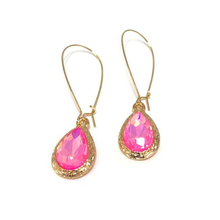 Orecchini con perla a goccia di cristallo di vetro e chiusura a filo a reni per la vendita all'ingrosso da parte di StarryNYC