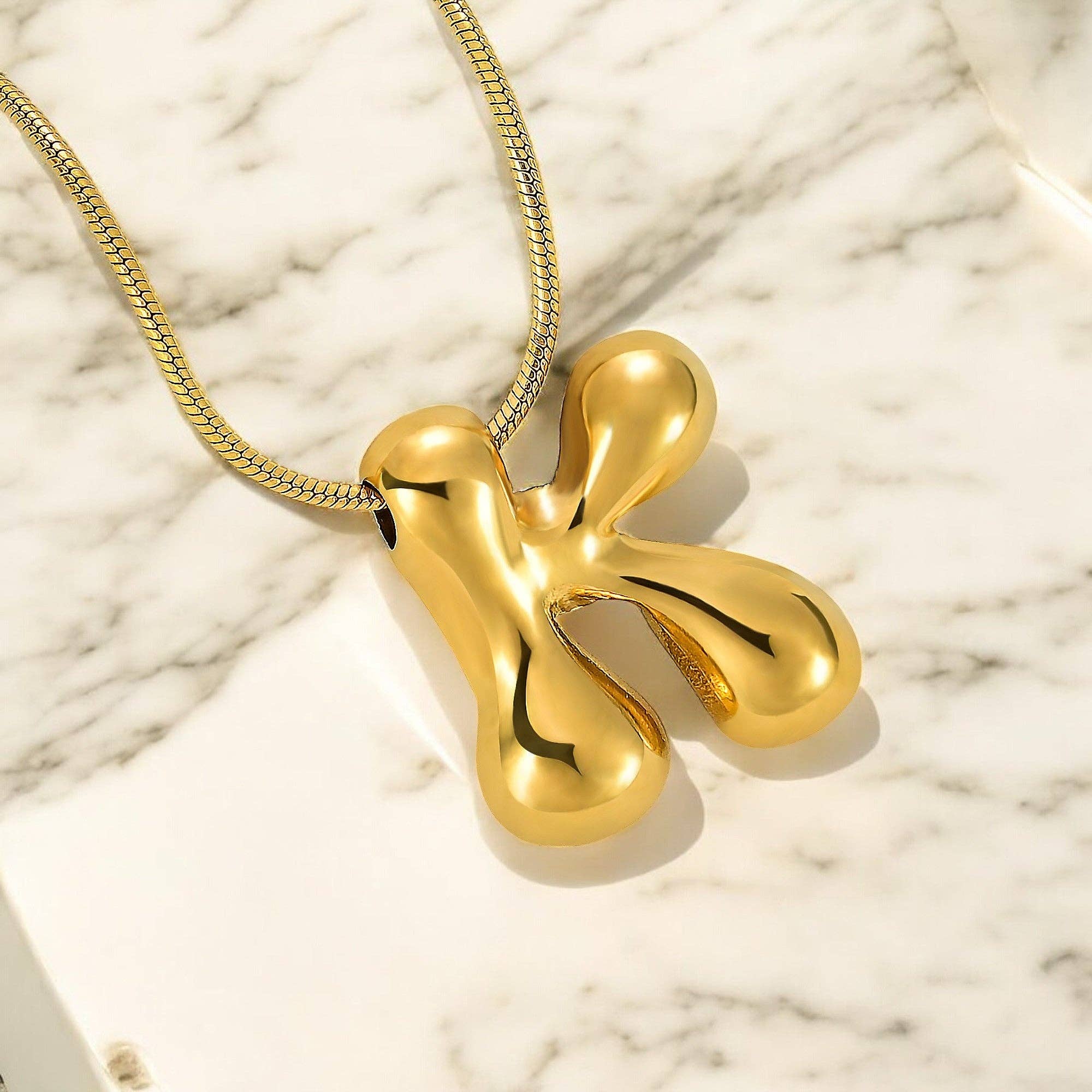 Cape Diablo - Vente Colliers à pendentif - Collier Initiale Lettre Bulle Chute Éclat Doré10