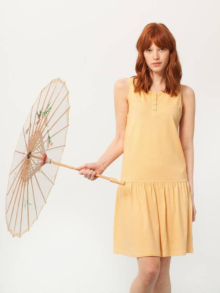 Gul (band) Penelope Charleston ärmlös klänning i honungsgul med japanskt mönster för wholesale på Faire2