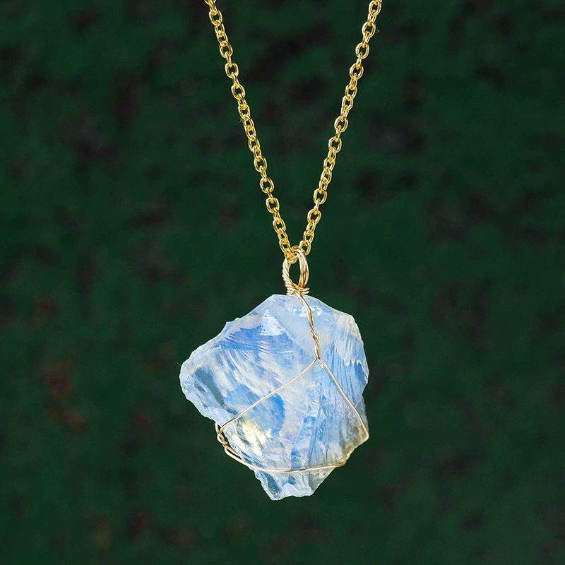 Moon Rituals - Vente Colliers à pendentif - Collier en Cristal Brut avec Chaîne en Or – Choisissez Votre Pierre : Quartz Clair, Améthyste, Quartz Rose, Aigue-Marine & Cadeau de Cristal de Noël4