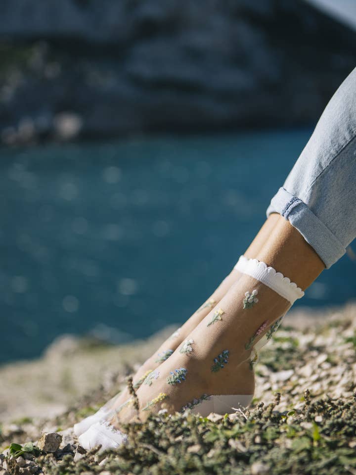 Atelier St Eustache - Vente Chaussettes – femme - Fleurs des champs • Chaussettes transparentes fleurs femme3