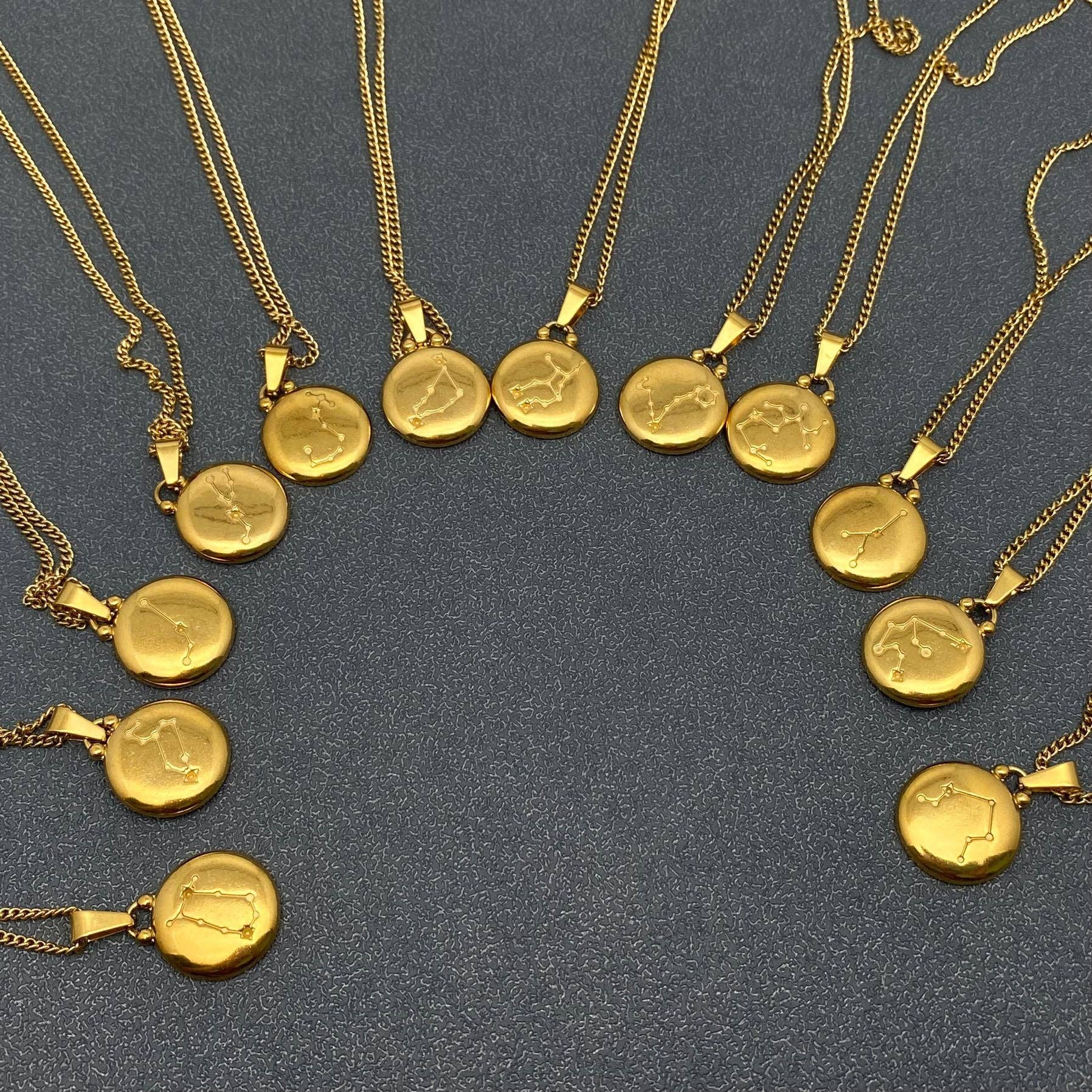 Mio Queena – Engroshandel Halskæde med vedhæng – Zodiac 12 stjernetegn halskæde i 18K guldbelagt rustfrit stål - Mio Queena12