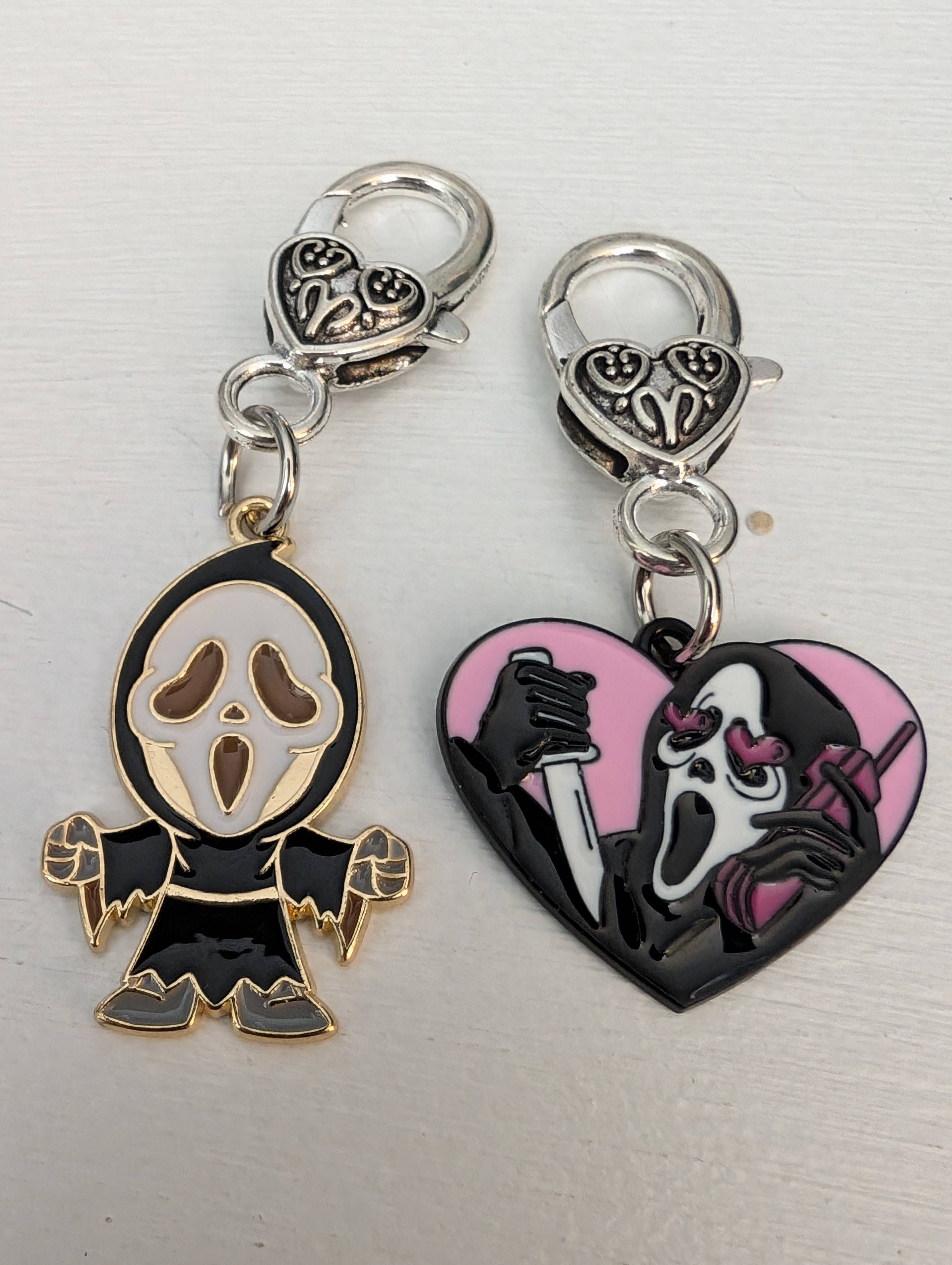 Con-Quest Crafts – wholesale Smycken – Smycken med skräckfilmskaraktärer: örhängen, halsband och dragkedjehängare21