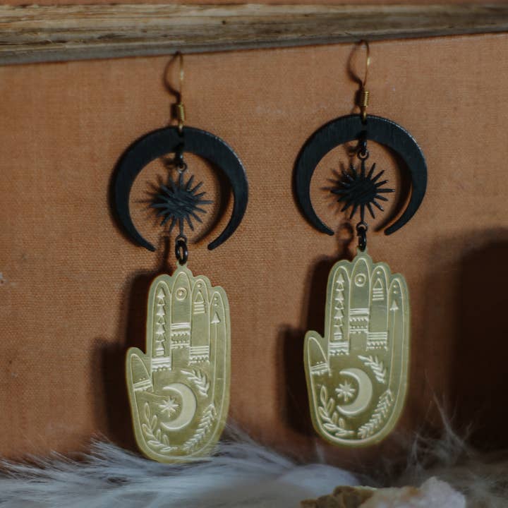 Boucles d'oreilles Main de chiromancie et Lune noire, bijou de sorcière tarot pour la vente par MusaLuna