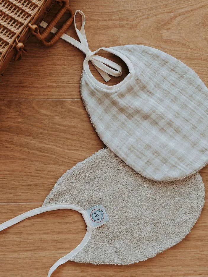 Gingham pebble bib for wholesale by Manufacture des bébés français