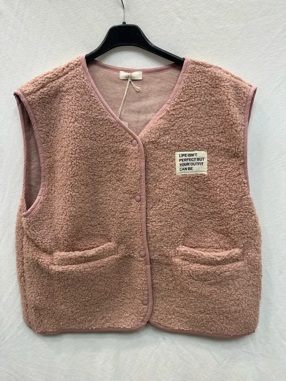 Mimi & Gogo – Großhandel Oberbekleidungsweste – Damen – Moumoute-Weste mit Abzeichen @3418_GiEcussonMoumoute15