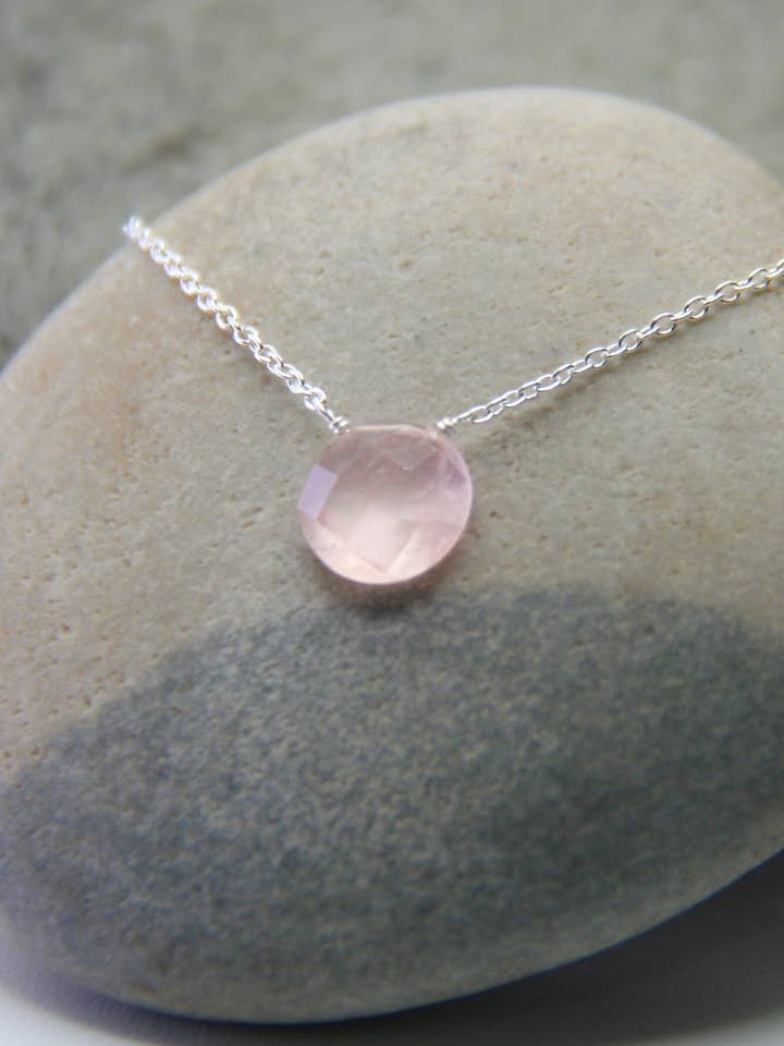 Liebeshalskette in kleinem runden Rosenquarz + Sterlingsilber für den Großhandel von Heart and Lotus Sterling Silver Jewelry