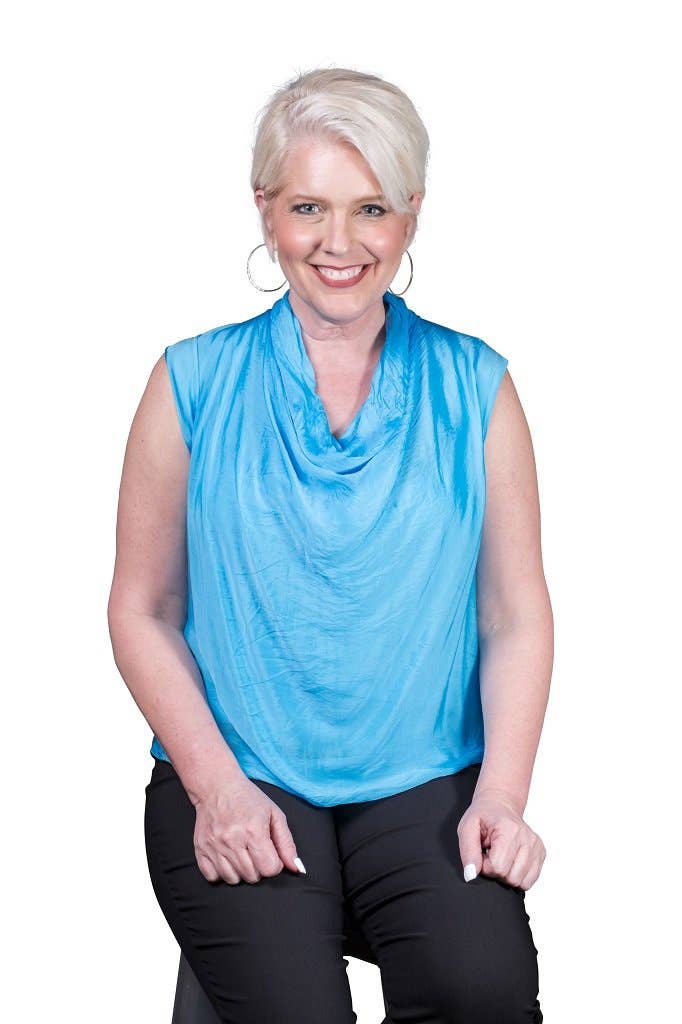 TINA Stephens Italy/Tees By Tina – Engroshandel Bluse - Dame – Sarita silke-top med draperet halsudskæring (BT212)3