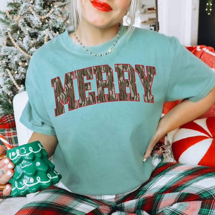 Uncommon Label - Wholesale Screen printed t-shirt – Women′s - Merry & Camo Christmas Adult Graphic Tee0