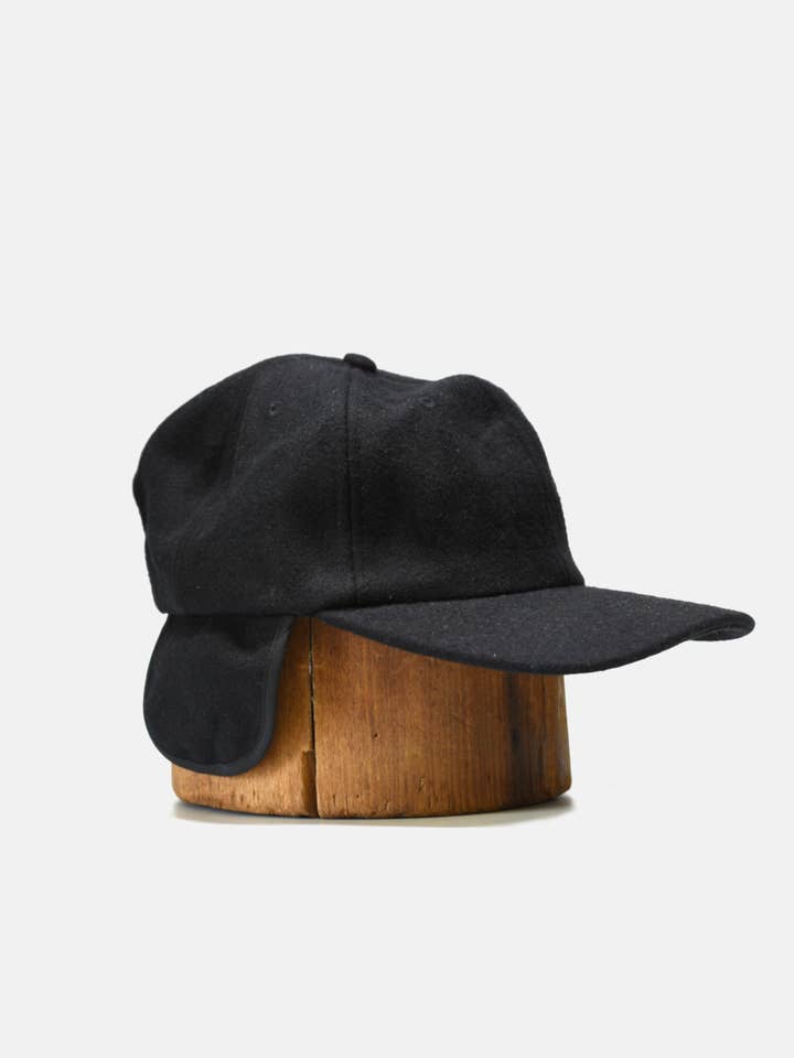 Casquette en laine à rabat pour les oreilles pour la vente par Curated Basics