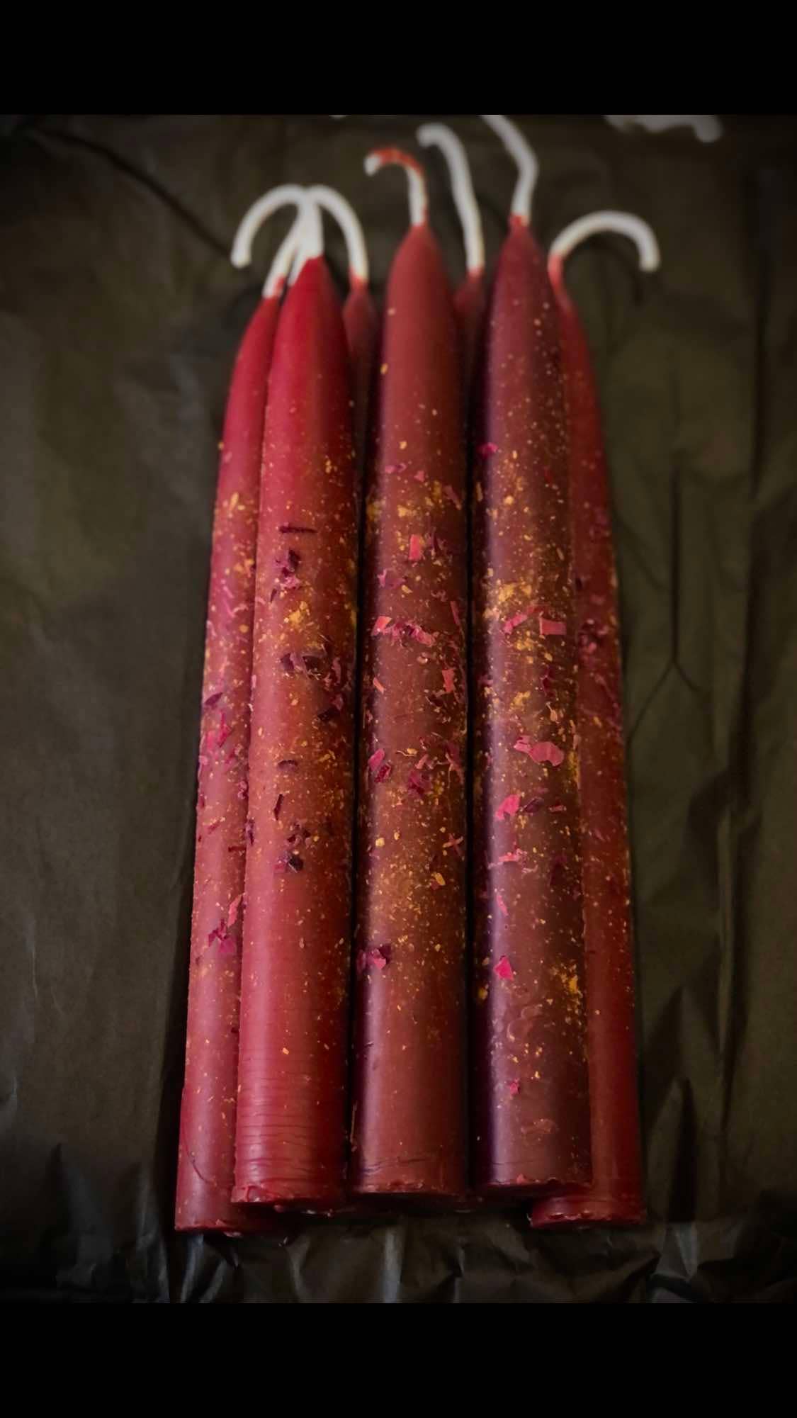 BlakByrd Botanika – Vela/castiçal cónico por atacado – Vela Ritual de Cera de Abelha VERMELHA Vestida com Ervas1