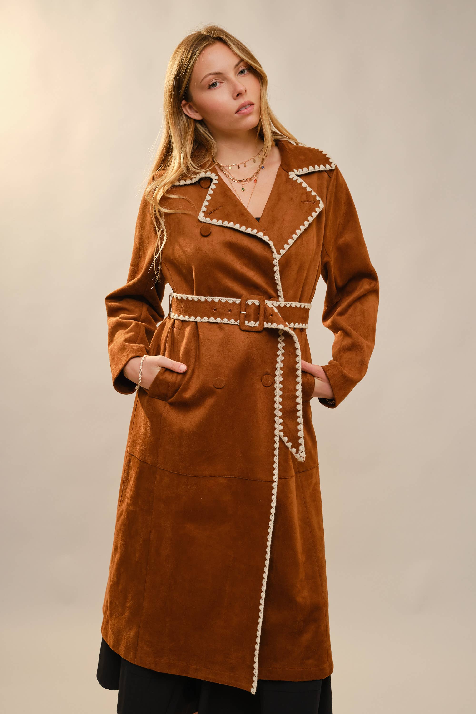 RUST 23592J Trenchcoat i imiteret ruskind med broderet kant for engroshandel på Faire11