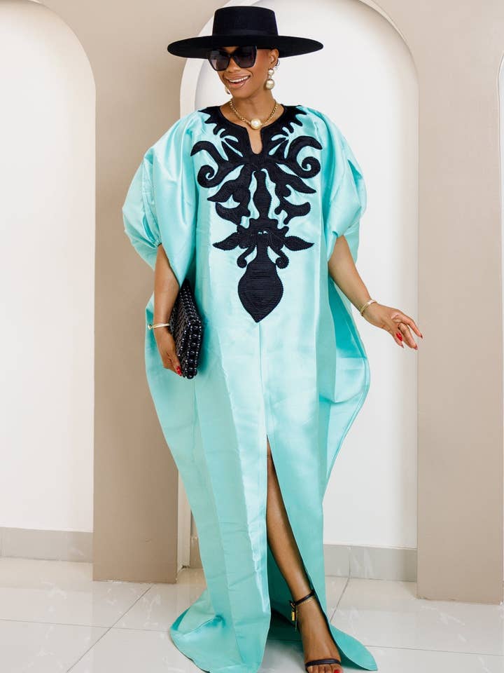 Nsala Elegant Aqua Blue Duchess Satin Bubu med Svart Broderi för wholesale av DUA MENKA