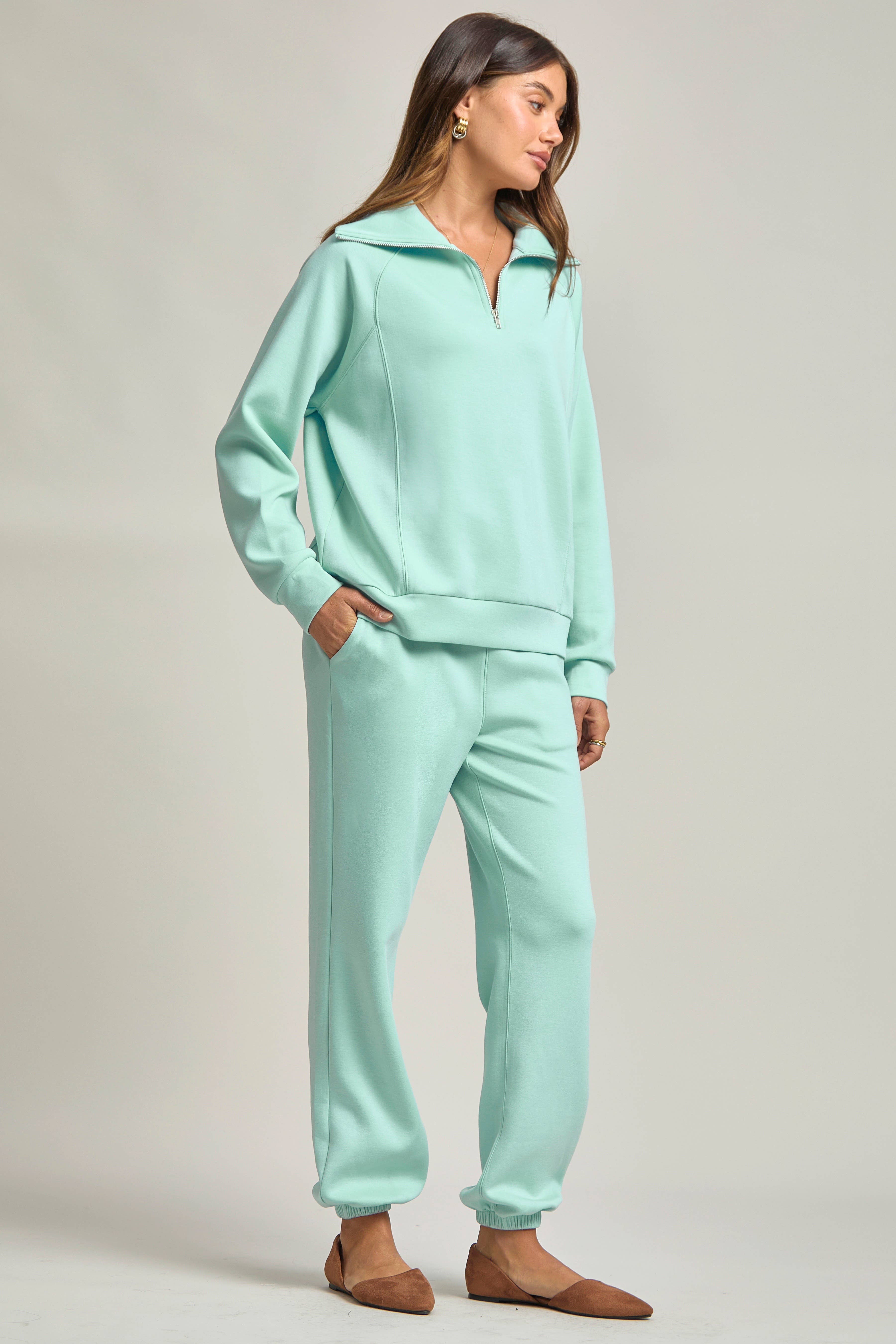 Dear Scarlett – Großhandel Loungewear-Set – Damen – Reiseset aus Modal-Pullover mit viertelförmigem Reißverschluss und Jogginghose39
