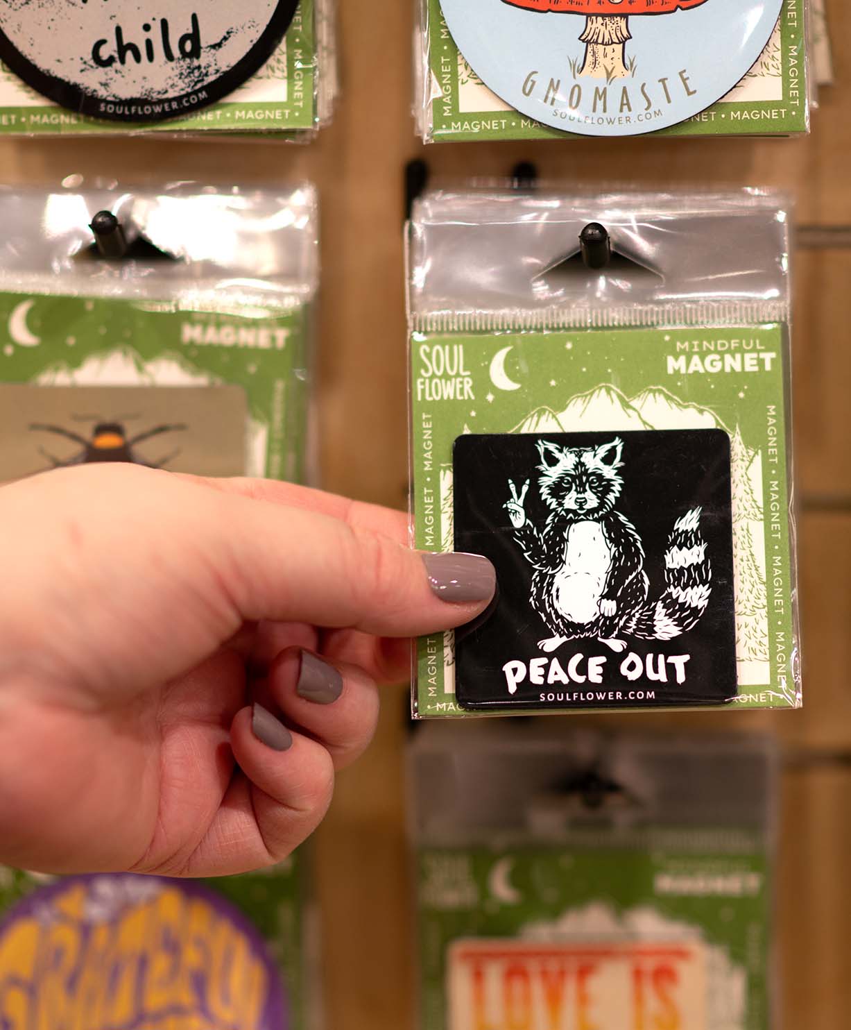 Soul Flower - Venta al por mayor Imanes - Imán de mapache Peace Out3