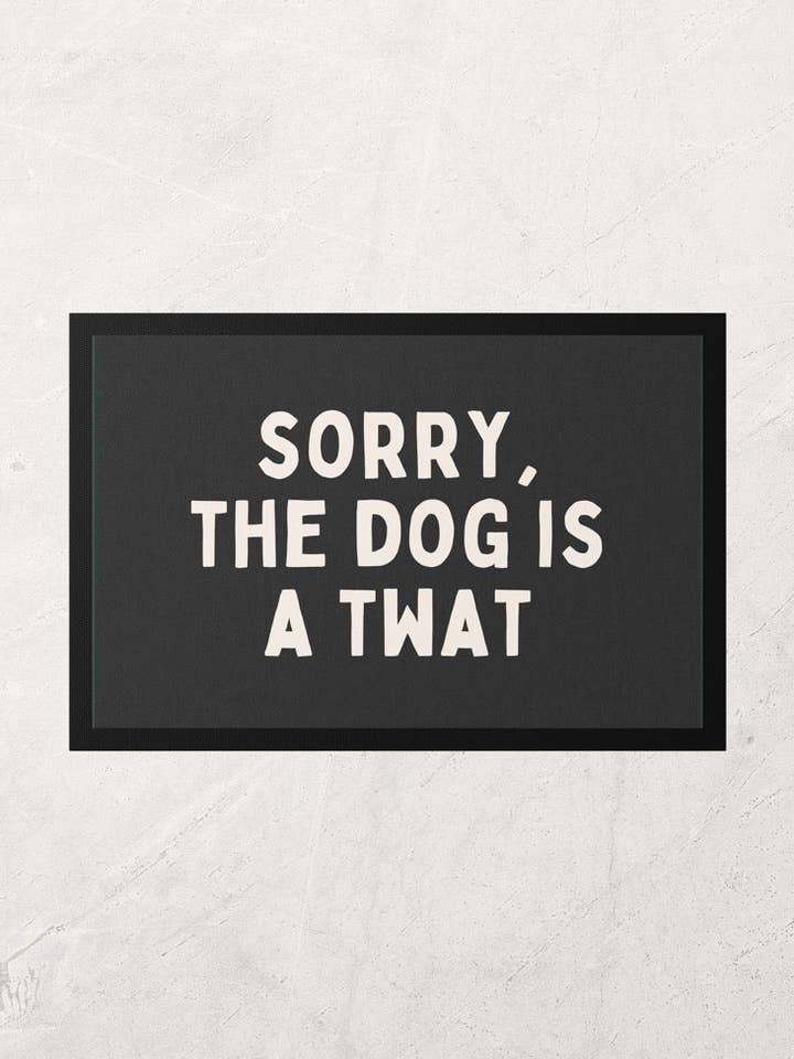 Sorry, de hond is een eikel | Crème en houtskool | Binnen deurmat voor wholesale door Wisdom and Wonder Designs