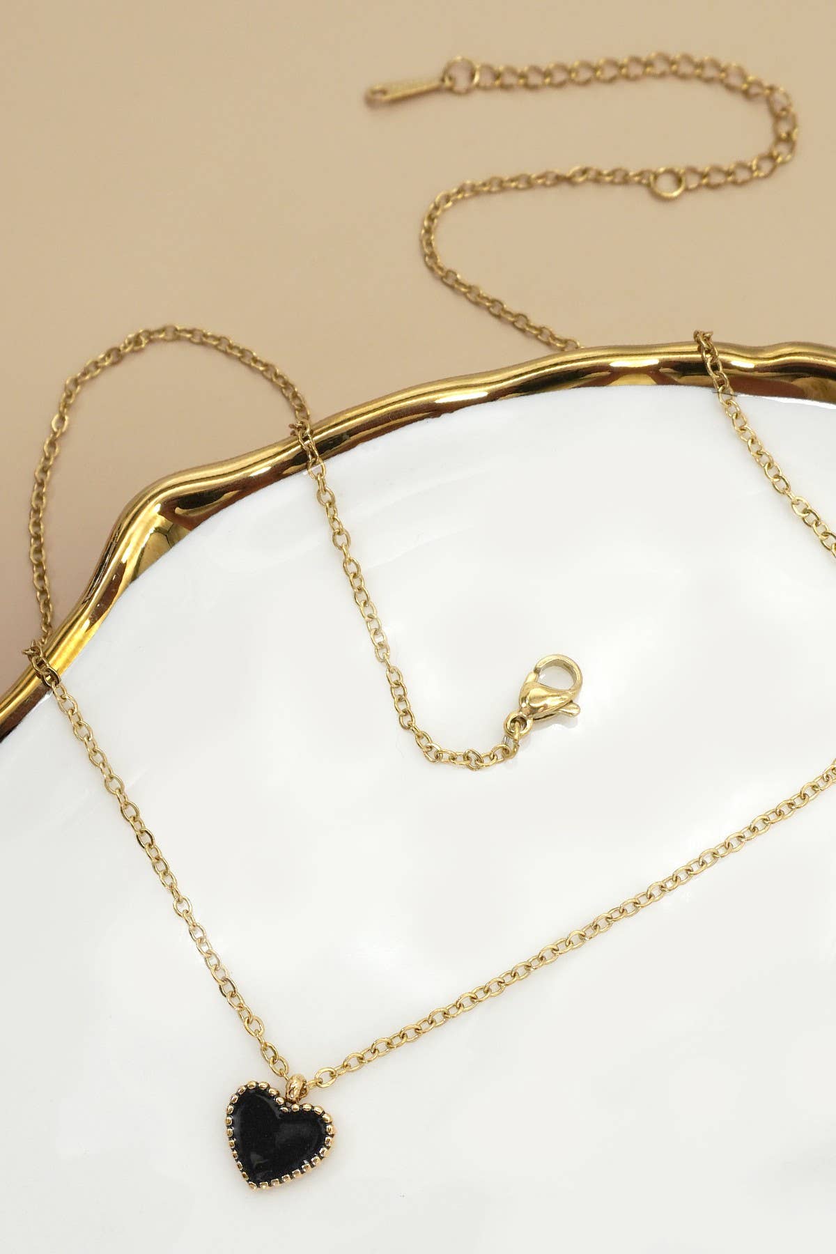 JOSSLYN by wall to wall – Großhandel Kette mit Anhänger/Charm – 18K EDELSTAHL ANLAUFSICHERE HERZKETTE | 40NK95690