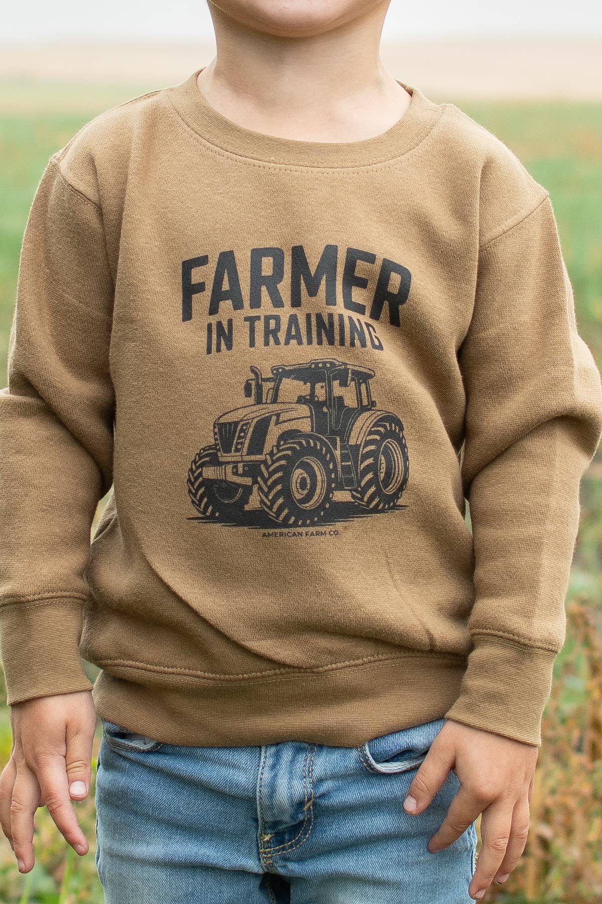 American Farm Company - Wholesale Sweatshirt - Kinderen - Western 'Boer in Opleiding' Peuter/Jeugd Bruine Trui1