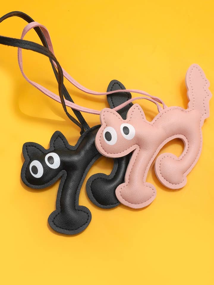 VÄSKDEKORATION NYCKELRING - VEGANSKT LÄDERKATT | 40KC155 för wholesale av JOSSLYN by wall to wall
