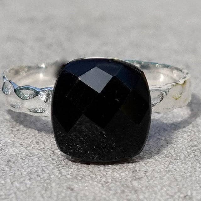 Firkantet Tjekket Skåret Sort Onyksring | Hamret 925 Sølv, R185O for engroshandel hos Mistry Gems